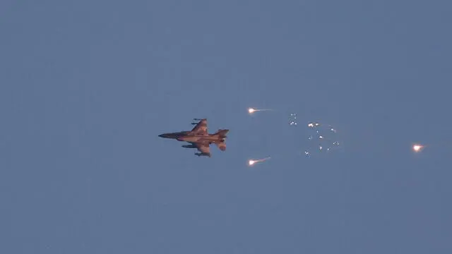 epa11563754 An Israeli fighter jet ejects flares over an area near the Lebanon-Israel border, as seen from northern Israel, 25 August 2024. The Israeli military stated that Israeli Air Force fighter jets are currently striking targets belonging to the Hezbollah organization that posed an imminent threat to the citizens of the State of Israel. EPA/ATEF SAFADI