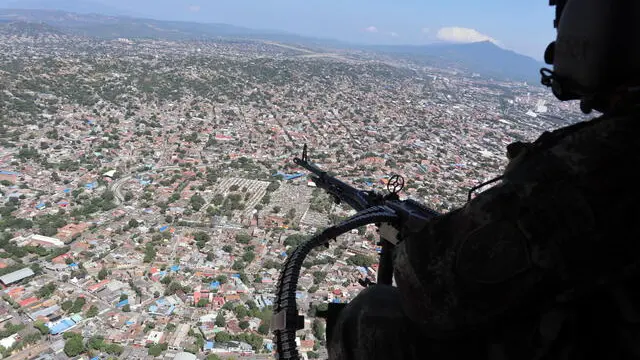epa11846078 A view of the city of Cucuta during an overflight in Cucuta, Colombia, 22 January 2025. The streets of Tibu, an oil town in the Colombian department of Norte de Santander, have once again become the scene of the exodus of thousands of people seeking refuge from the violence between the guerrilla group of the National Liberation Army (ELN) and one of the dissident groups of FARC. EPA/MARIO CAICEDO