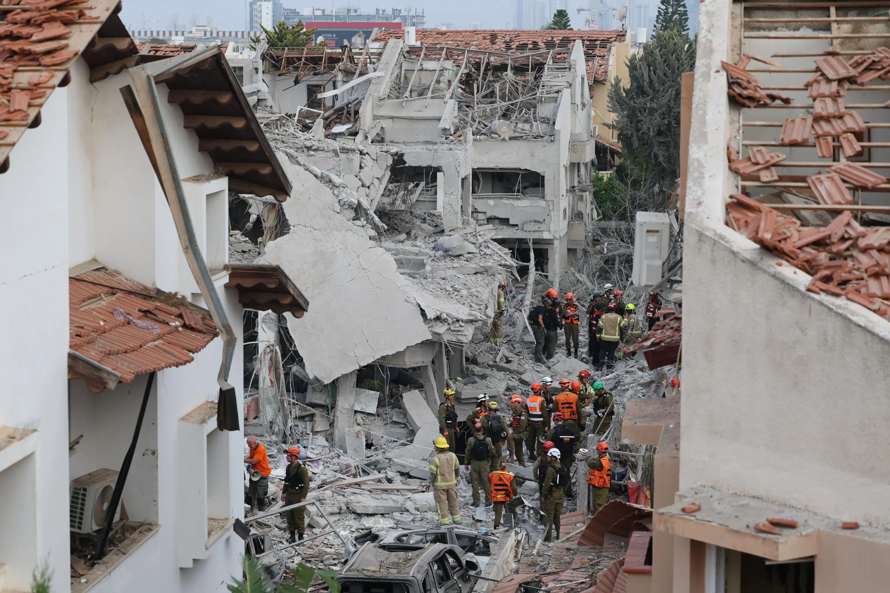Squadre di soccorso israeliane sul luogo in cui i missili balistici iraniani hanno colpito edifici residenziali