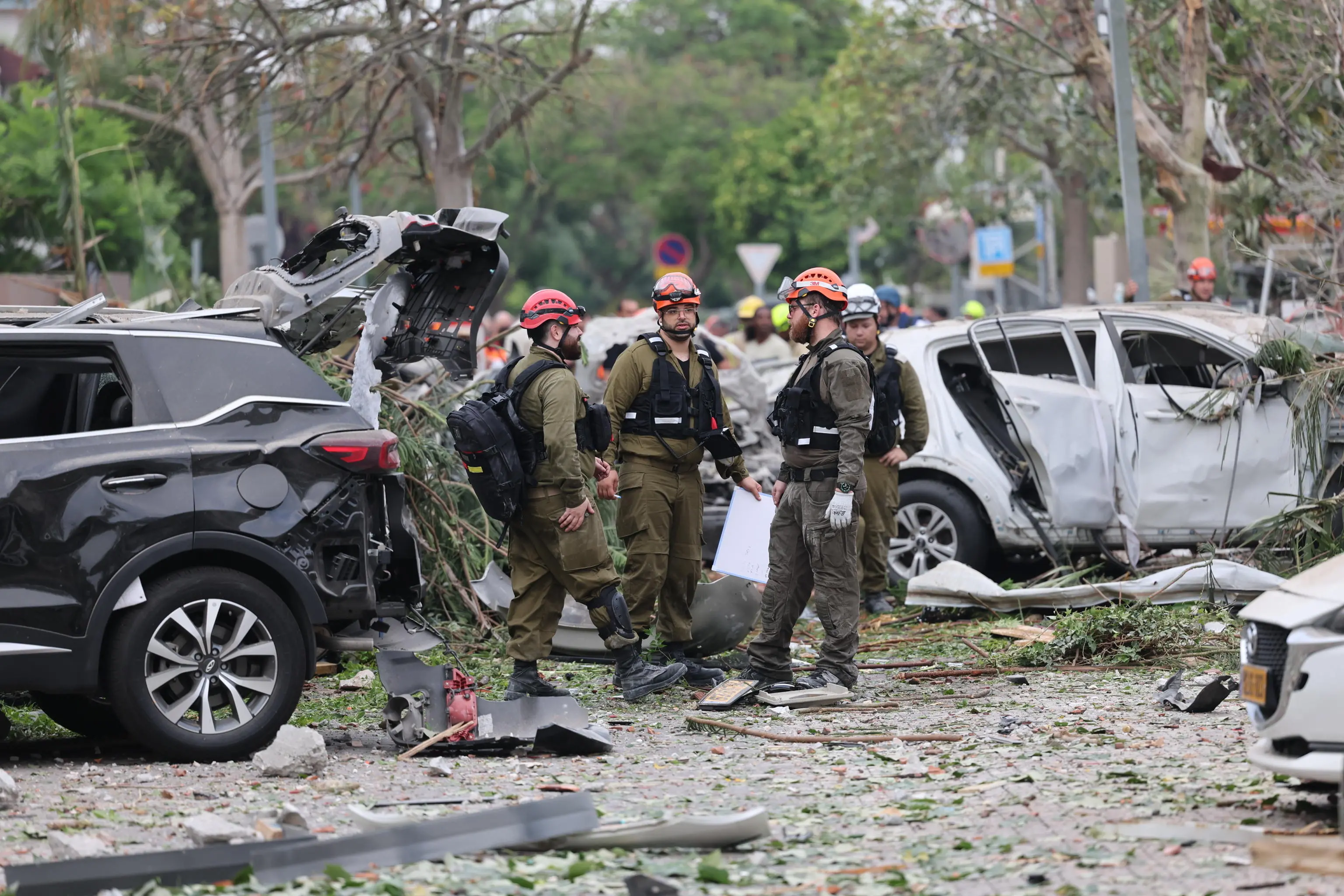 Squadre di soccorso israeliane sul luogo in cui i missili balistici iraniani hanno colpito edifici residenziali