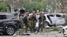 Squadre di soccorso israeliane sul luogo in cui i missili balistici iraniani hanno colpito edifici residenziali