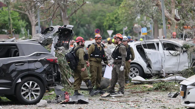 Squadre di soccorso israeliane sul luogo in cui i missili balistici iraniani hanno colpito edifici residenziali
