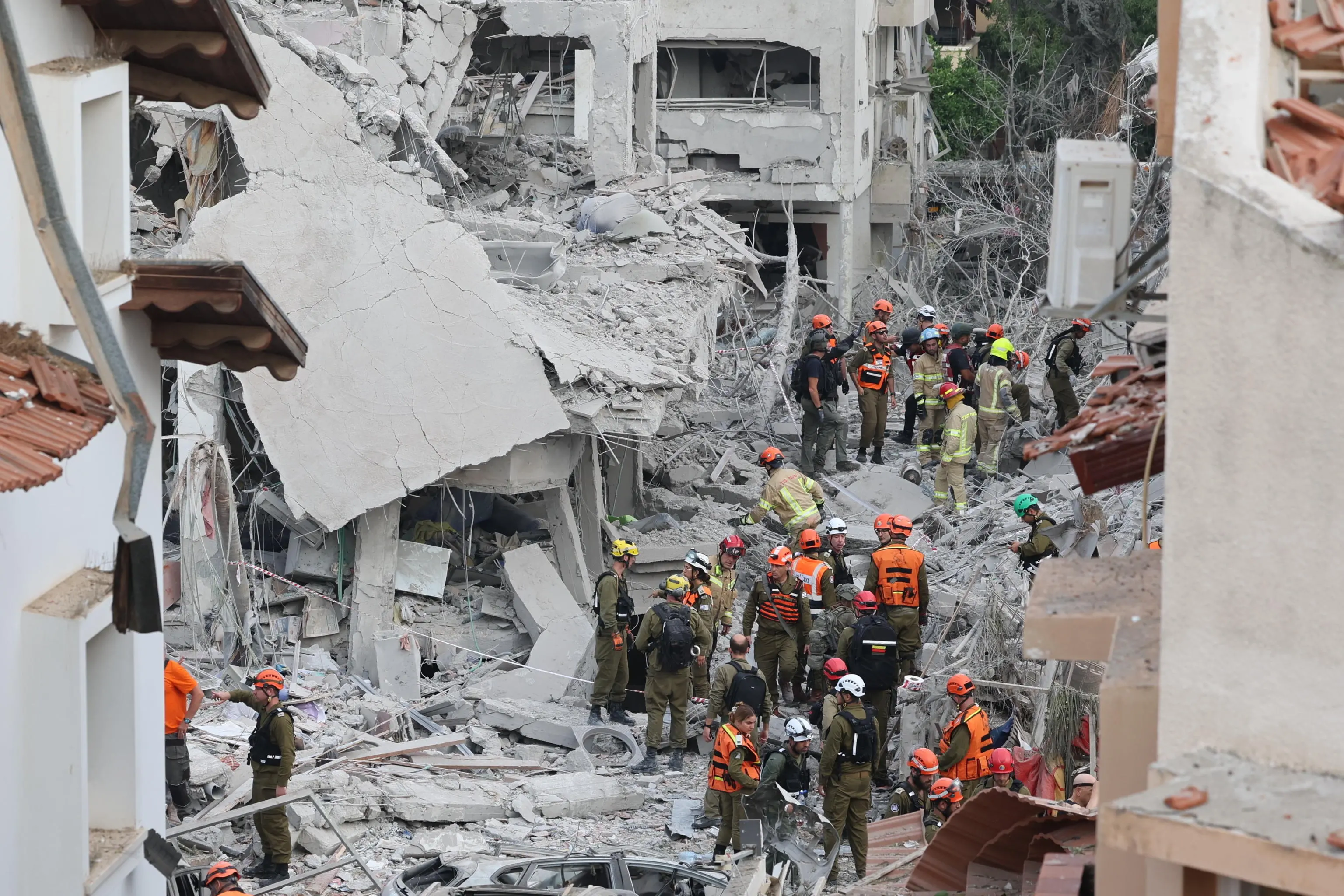 Squadre di soccorso israeliane sul luogo in cui i missili balistici iraniani hanno colpito edifici residenziali