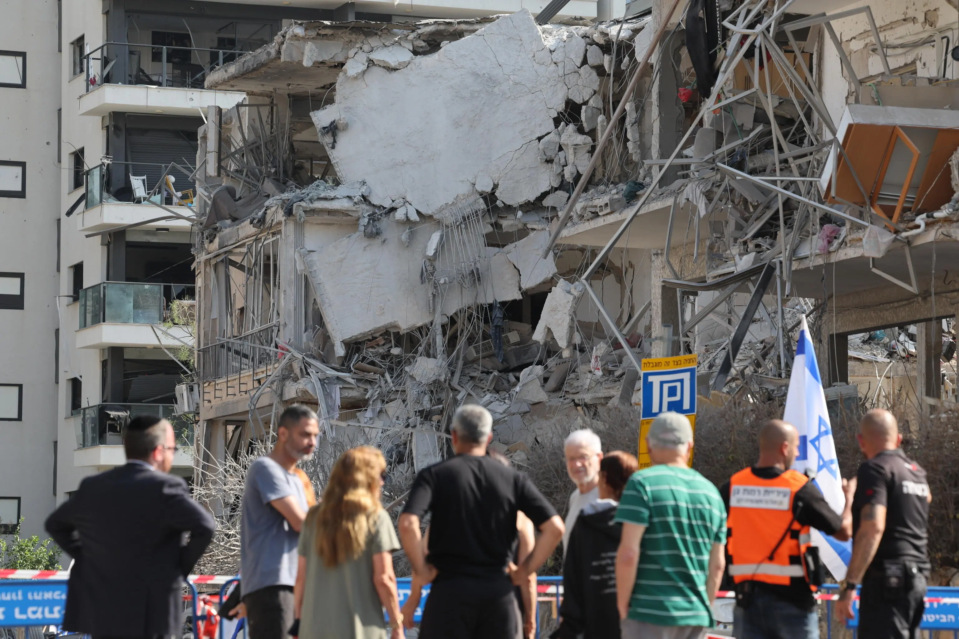 Squadre di soccorso israeliane sul luogo in cui i missili balistici iraniani hanno colpito edifici residenziali