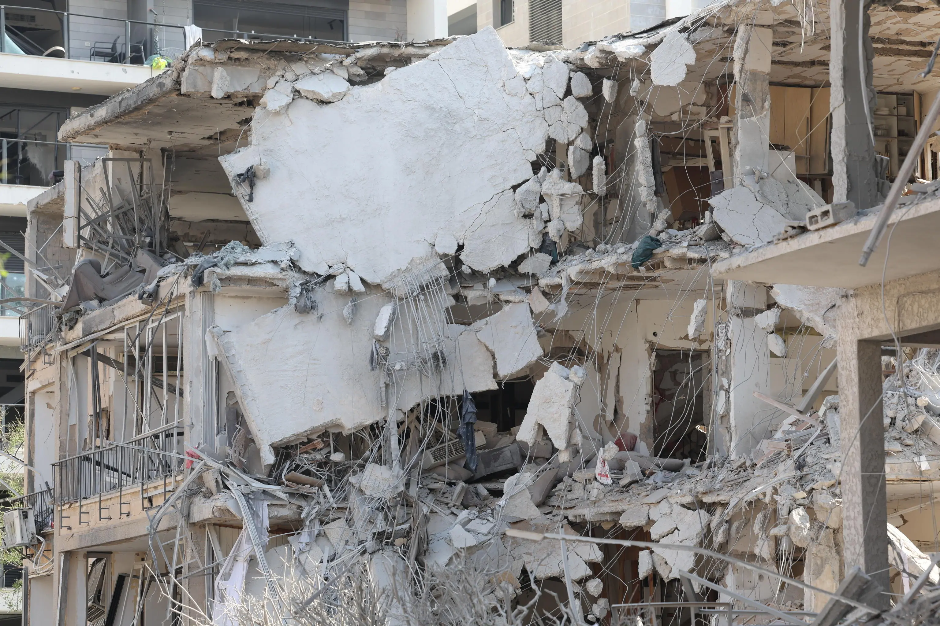 Squadre di soccorso israeliane sul luogo in cui i missili balistici iraniani hanno colpito edifici residenziali