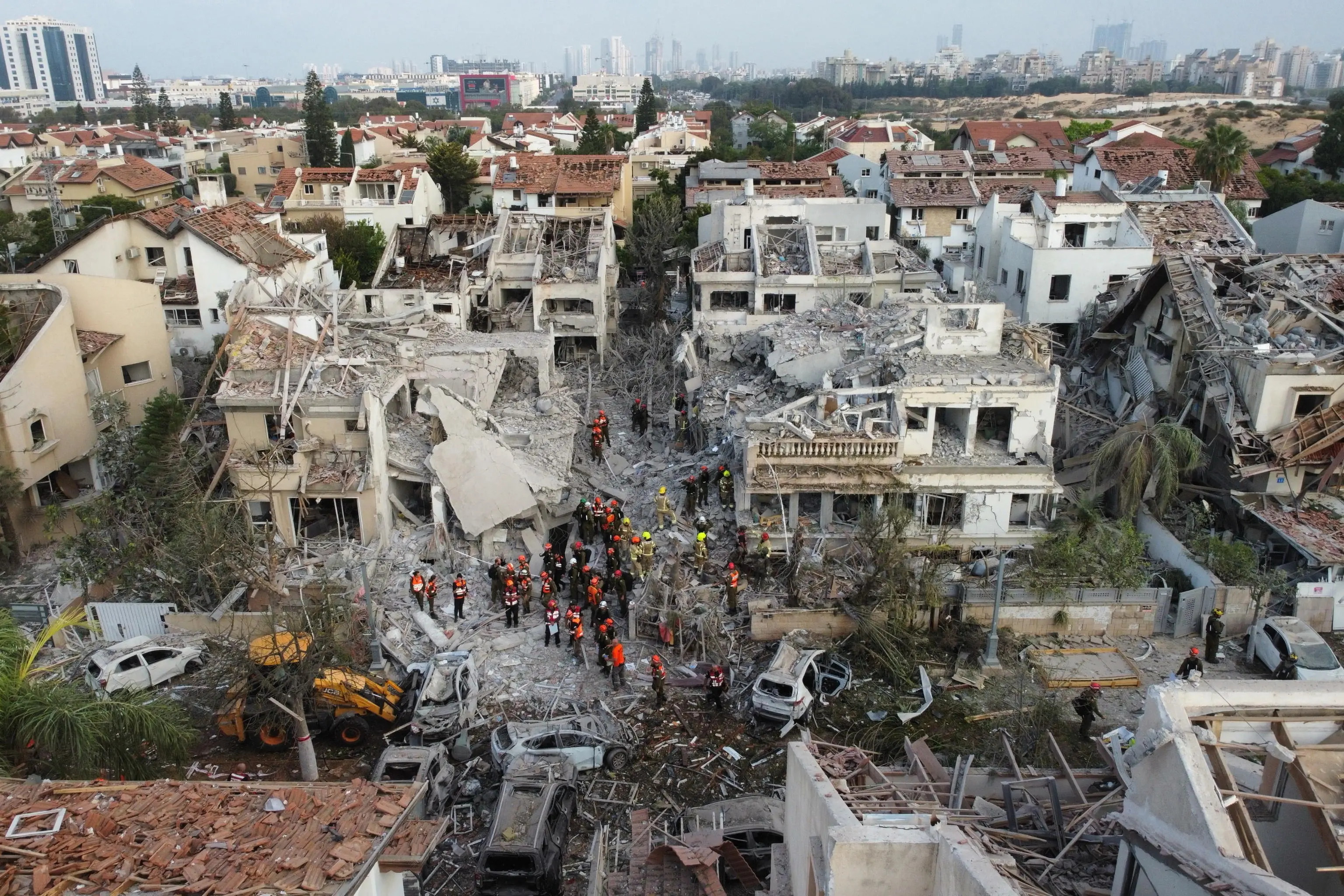 Squadre di soccorso israeliane sul luogo in cui i missili balistici iraniani hanno colpito edifici residenziali