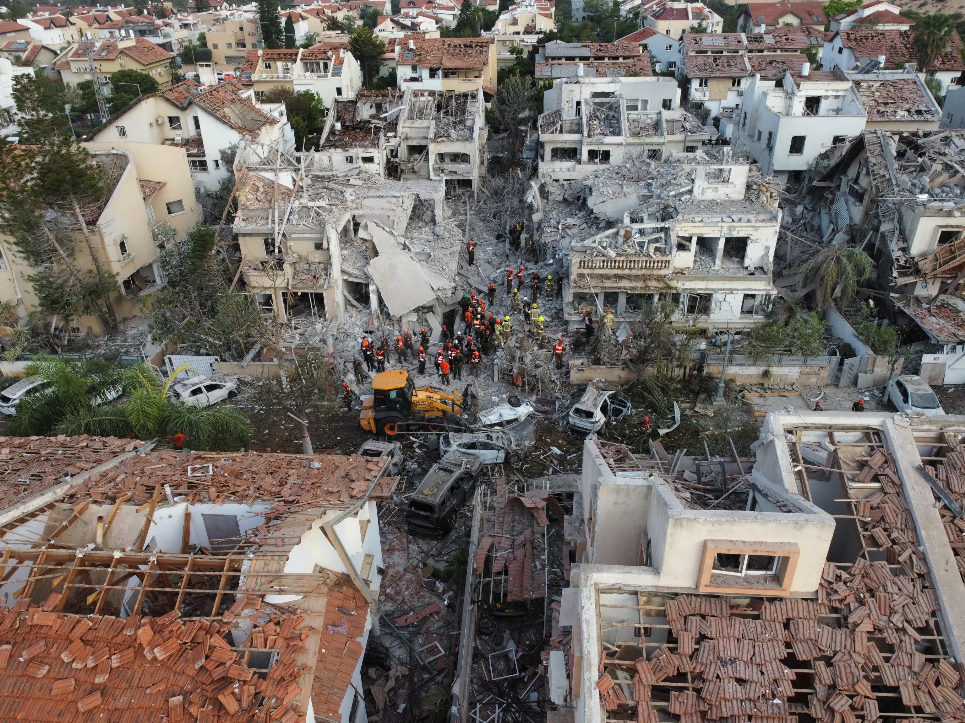 Squadre di soccorso israeliane sul luogo in cui i missili balistici iraniani hanno colpito edifici residenziali