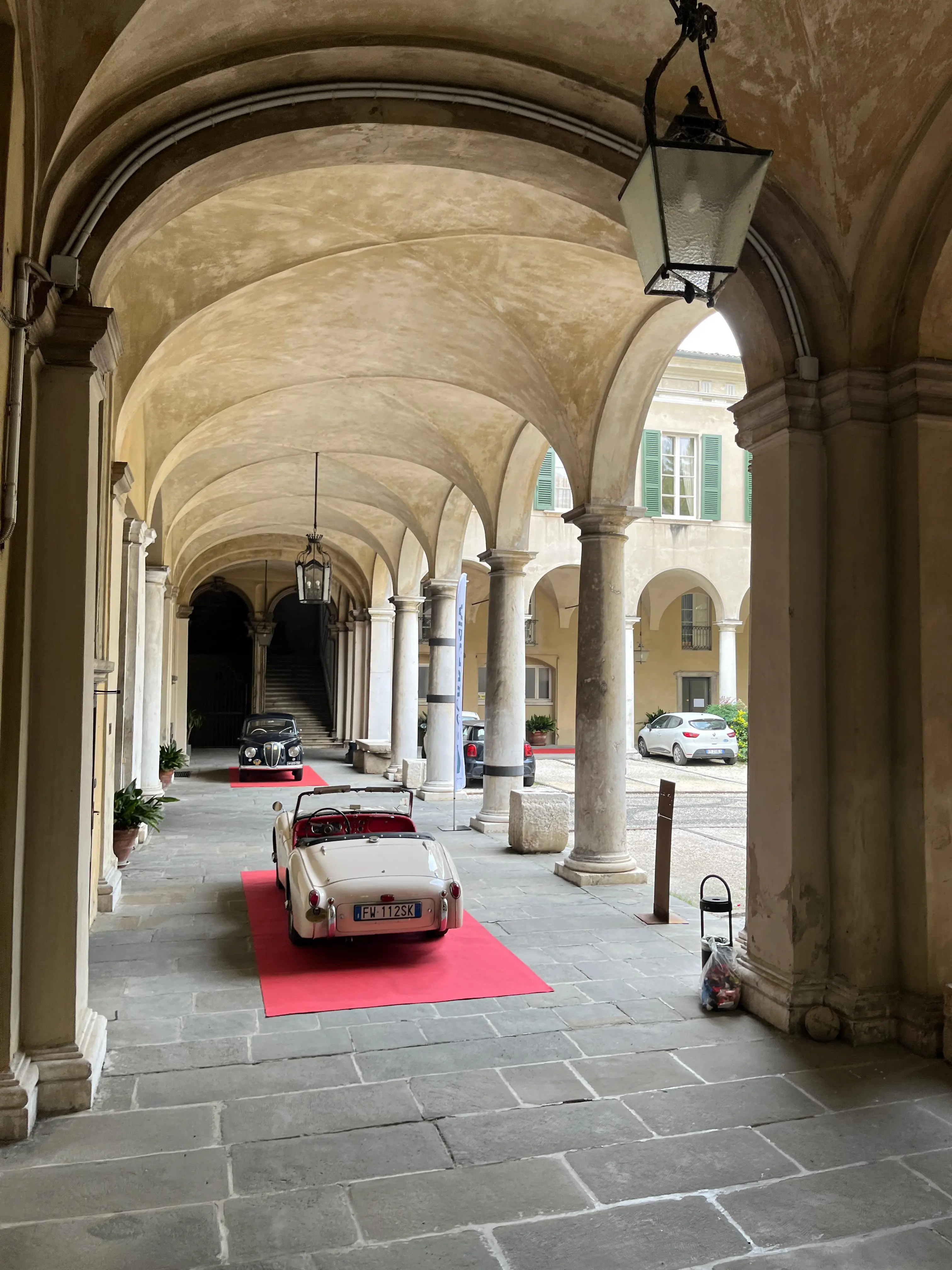 Le auto storiche esposte nei cortili