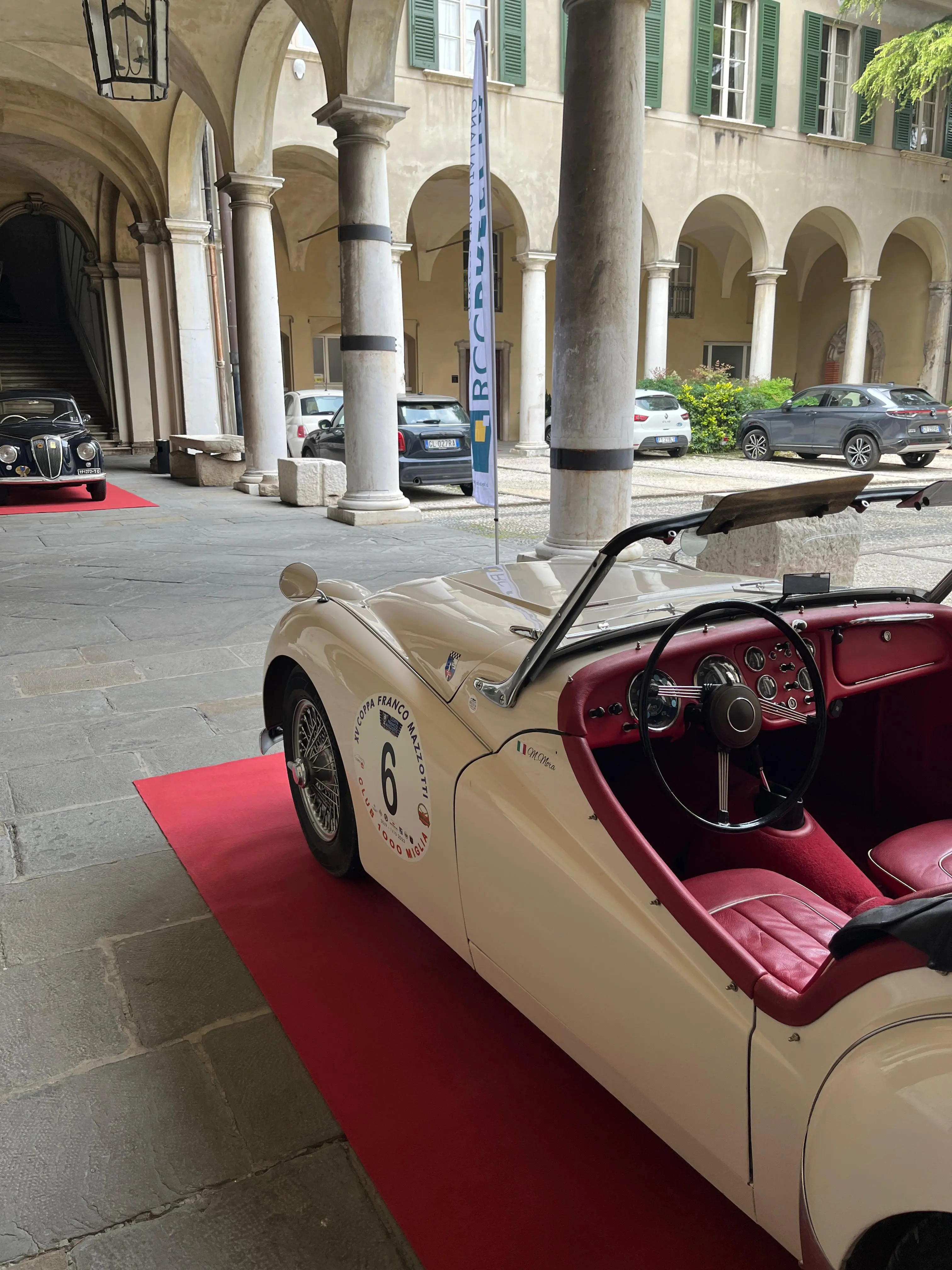 Alcune auto in esposizione - © www.giornaledibrescia.it