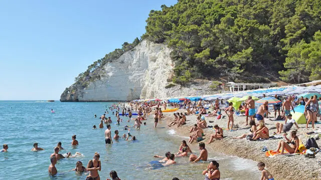 Costa gargano -località Vignanotica affluenza di villeggianti sotto le rocce foto Franco Cautillo