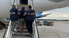 L'imbarco su un volo di linea di un irregolare - © www.giornaledibrescia.it