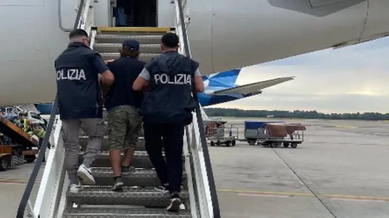 L'imbarco su un volo di linea di un irregolare - © www.giornaledibrescia.it