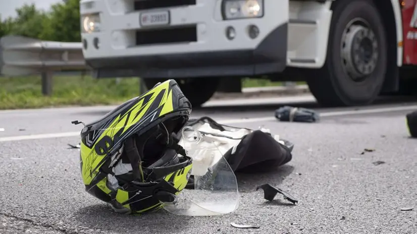 Sull'asfalto, dopo un incidente - Foto Ansa © www.giornaledibrescia.it