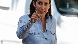 La segretaria del Partito Democratico Elly Schlein all’esterno del seggio dove si è recata per votare i cinque referendum su lavoro e cittadinanza, Roma 8 giugno 2025. ANSA/FABIO FRUSTACI
