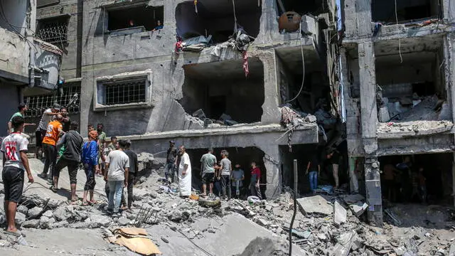 epa12161926 Palestinians search for bodies and survivors among the rubble of a destroyed house following an Israeli airstrike on Al Sabra neighborhood in Gaza City, the Gaza Strip, 07 June 2025. According to the Palestinian Civil Defense in Gaza, at least 15 people were killed and several others were injured after the strike. More than 54,600 Palestinians have been killed in the Gaza Strip, according to the Palestinian Ministry of Health, since Israel launched a military campaign in the strip in response to a cross-border attack led by the Palestinian militant group Hamas on 07 October 2023, in which about 1,200 Israelis were killed and more than 250 taken hostage. EPA/MOHAMMED SABER