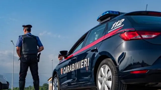 Auto dei Carabinieri con militare armato