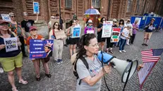 Manifestazione "No Tyrants No King Day" dei Cittadini Stranieri americani residenti in Piemonte contro la politica del presidente USA Trump in piazza Carignano. Torino 14 giugno 2025 ANSA/TINO ROMANO