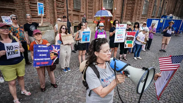 Manifestazione "No Tyrants No King Day" dei Cittadini Stranieri americani residenti in Piemonte contro la politica del presidente USA Trump in piazza Carignano. Torino 14 giugno 2025 ANSA/TINO ROMANO