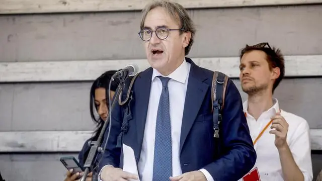 Angelo Bonelli partecipa al presidio contro il Remigration Summit in piazza San Babila a Milano, 17 maggio 2025. ANSA/MOURAD BALTI TOUATI