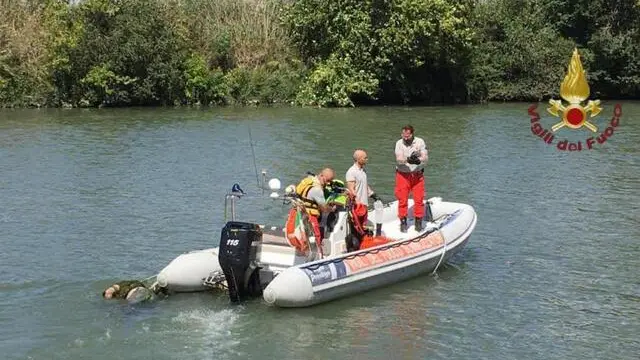 Ritrovato nelle acque del Tevere il corpo di un uomo senza vita, dai sommozzatori dei Vigili del Fuoco, in collaborazione con la polizia fluviale, all'interno del fiume Tevere, in prossimità di Parco Leonardo. La salma apparterrebbe alla persona di nazionalità iraniana scomparsa il 02 settembre .Una volta estratto dalle acque, il corpo è stato affidato al personale del 118, Roma, 7 settembre 2022. ANSA/Uff stampa Vigili del fuoco (NPK) + PRESS OFFICE, HANDOUT PHOTO, NO SALES, EDITORIAL USE ONLY +