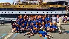 Bambini, ragazzi e accompagnatori davanti al veliero della Marina Militare - © www.giornaledibrescia.it