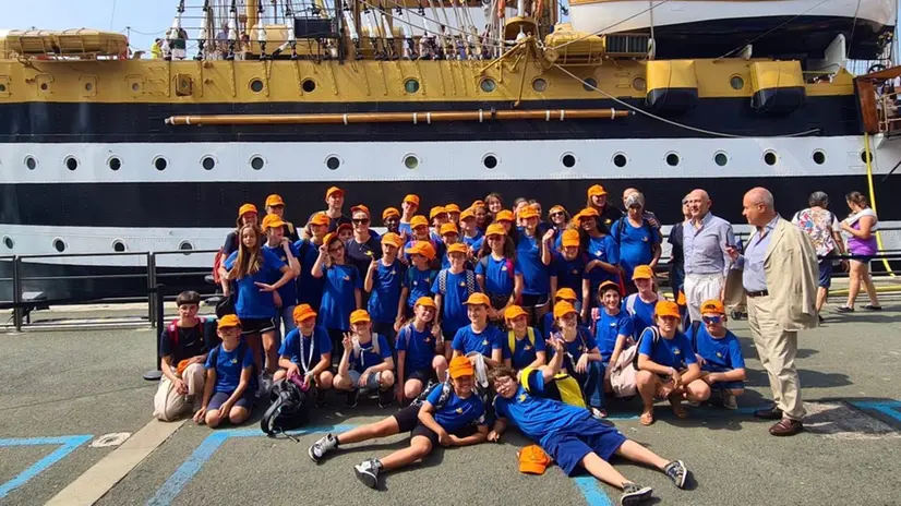 Bambini, ragazzi e accompagnatori davanti al veliero della Marina Militare - © www.giornaledibrescia.it