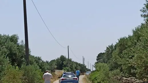 Forze dell'ordine sul luogo dove sono stati catturati i rapinatori che questa mattina hanno aperto il fuoco contro il brigadiere capo Carlo Legrottaglie uccidendolo nelle campagne tra Francavilla Fontana e Grottaglie. A quanto si apprende sono stati catturati nei pressi di una masseria a Grottaglie, in provincia di Taranto, dopo un altro conflitto a fuoco, 12 giugno 2025. ANSA/DANILO SANTORO