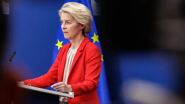epa12168002 EU Commission President Ursula von der Leyen speaks during a press conference to brief the press on the 18th package of sanctions against Russia, in Brussels, Belgium, 10 June 2025. EPA/OLIVIER MATTHYS