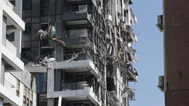 epa12174618 A damaged residential building after a ballistic missile strike in Tel Aviv, Israel, 14 June 2025. Israel's military said Iran launched dozens of missiles and drones toward Israel, with some intercepted. Magen David Adom (MDA), Israel's national emergency services, reported at least three killed and dozens of injured, including some in critical condition, in the retaliatory attacks. Israel launched strikes on Iran's nuclear and military facilities on 13 June, targeting top generals and scientists. EPA/ABIR SULTAN
