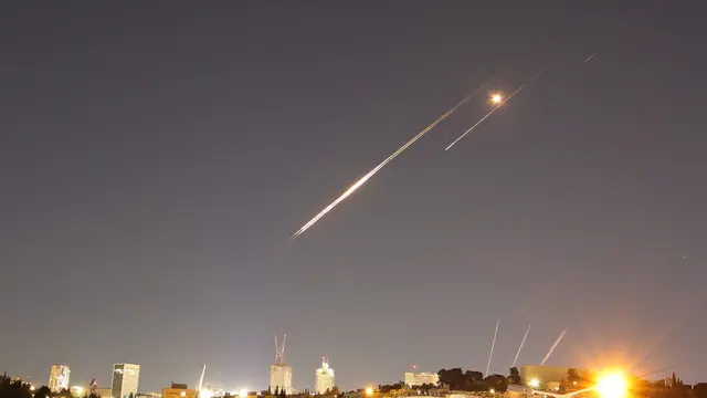 epa12175798 A slow exposure picture shows ballistic missiles above Jerusalem, 14 June 2025. Israel's military has identified missiles being launched from Iran towards the territory of Israel in retaliation following overnight airstrikes on Iranian targets. EPA/ABIR SULTAN