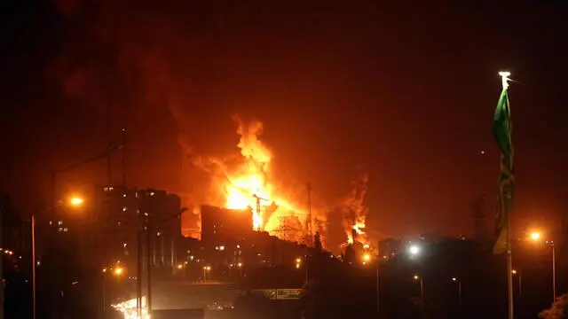epa12175985 Fire and smoke rise from an oil warehouse in Tehran, Iran, 15 June 2024. Israel continues its strikes on Iran's nuclear program and energy facilities. EPA/ABEDIN TAHERKENAREH
