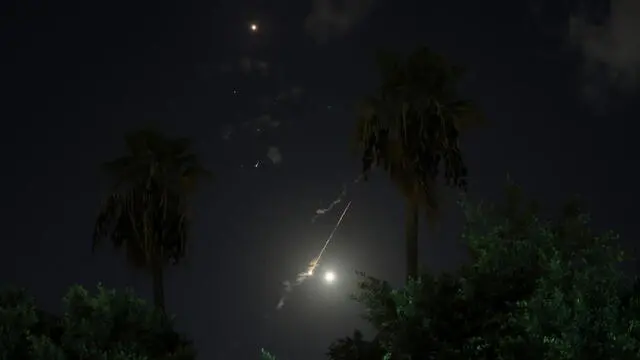 epa11636134 Israel's Iron Dome air defense system intercepts projectiles over Tel Aviv, Israel, 01 October 2024. Israel's military stated that Iran has launched missiles towards the State of Israel on 01 October, and asked citizens to 'remain vigilant' and to follow the Home Front Command's instructions directing people to protected areas and remain there 'until further instructions' are given. EPA/ABIR SULTAN