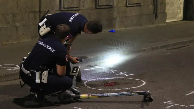 Agenti della Polizia Locale effettuano rilievi nel sottopasso Mortirolo nei pressi della Stazione Centrale, teatro di uno scontro che ha coinvolto questa mattina un'auto e un monopattino elettrico, Milano 16 settembre 2020. Il guidatore del monopattino, un uomo di 34 anni, nell'impatto ha sfondato il parabrezza dell'auto. Ricoverato al Niguarda, le sue condizioni vengono giudicate molto delicate“. ANSA / PAOLO SALMOIRAGO