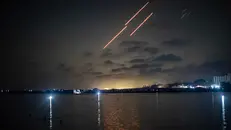 Scie di missili lanciati dall’Iran e diretti in Israele - Foto Ansa © www.giornaledibrescia.it