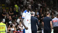 Maurice Daly Ndour a bordo campo incita i compagni impegnati in gara 2 - Foto Alessia Doniselli / Ciamillo-Castoria
