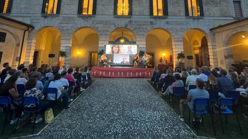 Il pubblico nel cortile del MarteS - © www.giornaledibrescia.it
