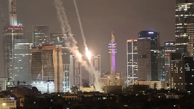 epa12176280 Israel's Iron Dome air defense system intercepts ballistic missiles fired from Iran over the city of Tel Aviv, Israel, 15 June 2025. Israel's military identified the missiles as being launched from Iran toward Israeli territory in retaliation for overnight airstrikes on Iranian targets. EPA/ATEF SAFADI