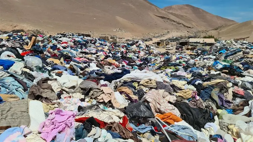 Il deserto di Atacama è una delle discariche tessili più estese del mondo