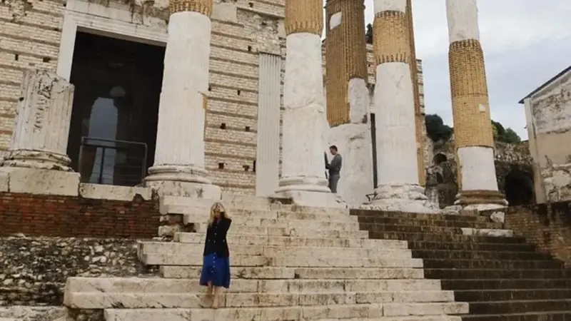 Olivia Brescia sulle scale del Capitolium - © www.giornaledibrescia.it