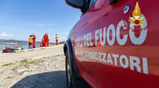 Direzione Regionale Vigili del fuoco Sardegna Comando Vigili del fuoco Oristano Dal 11/10/2022 fino al 14/10/2022 Esercitazione nazionale per posti di comando, mediante specifiche manovre operative in campo. Nelle giornate dal 11 al 14 l’area del Lago Omodeo è stata interessata da un evento alluvionale. Il Comando Vigili del fuoco di Oristano ha iniziato a gestire le prime richieste di soccorso, inviando le squadre di pronto intervento da tutte le sedi di sua competenza, squadre VVF in assetto fluviale un posto di comando avanzato con i funzionari, ed il Comandante ha istituito il Distretto di area colpita, ha poi contattato la Sala Operativa della Direzione Regionale VVF per la Sardegna, che si è attivata, per il necessario supporto dai comandi di Cagliari Sassari e Nuoro, e realizzando una sala operativa sul campo. L’invio sullo scenario dei Funzionari dei Comandi con una valutazione speditiva, ha evidenziato la necessità di avere supporto da altre Regioni della penisola, il Direttore Regionale della Sardegna, contatta il centro operativo Nazionale, che ha inviato i moduli di colonna mobile, dalle regioni Lazio, Umbria e Abruzzo. Le squadre dalla penisola sono arrivate con i mezzi aerei della flotta VVF, un contingente è arrivato con il canadair in assetto trasporto uomini e attrezzatture, altri con l’elicottero Drago VF AB412. Il Sig Prefetto, Vicario ed il Capo di Gabinetto, hanno presenziato nel campo base presso il distaccamento VVF di Abbasanta per tutte le giornate addestrative, coinvolgendo anche l’ufficio scolastico provinciale: tali attività rientrano nell’iniziativa della prefettura, all’interno della “Settimana Nazionale della Protezione Civile” con l’intento di sensibilizzare i cittadini, giovani e studenti sui temi della Protezione Civile. In base all’accordo tra Dipartimento dei Vigili del Fuoco, del Soccorso Pubblico e della Difesa Civile ed il Dipartimento della Pubblica Sicurezza, sancito ed operativo dalla fine del 2021, è stato coinvolto attivamente nello scenario di soccorso il reparto volo della Polizia di Stato di Fenosu OR, che ha inviato un elicottero AW 139 con lo scopo di elitrasportare il personale VVF atterrato ad Alghero Fertilia sullo scenario operativo. Le donne e gli uomini partecipanti, tra Vigili del fuoco, Polizia di Sato Croce Rossa, Servizio Sanitario Regionale, sono state circa 250 al giorno: Potranno contare, oltre al campo base in dotazione ai VVF della Sardegna, di un ulteriore supporto logistico da parte del CAIP (Centro Addestramento Istruzione Professionale) di Abbasanta della Polizia di Stato. I Carabinieri della Legione Sardegna, tramite la base dello Squadrone eliportato carabinieri cacciatori "Sardegna" sono stati impegnati per il supporto al volo degli elicotteri presenti nello scenario di soccorso. La Croce Rossa Italiana nell’area del capo base VVF di Abbasanta ha posizionato una struttura con tende da campo per i soccorsi alla popolazione coinvolta dall’alluvione. Il servizio sanitario regionale è intervenuto con autoambulanza, presente sia come supporto sanitario alle persone presenti, sia come assistenza simulata nei vari scenari. Le Operazioni: I Funzionari, oltre al coordinamento e supporto delle squadre in campo, hanno verificato la stabilità strutturale delle abitazioni lesionate, al fine di poter far rientrare le persone nelle proprie case. Le operazioni di soccorso hanno visto impegnate le varie componenti specializzate VVF nella ricerca persona in ambiente alluvionale, nel paese di Santa Chiara, area concessa per l’addestramento dall’ENEL, nei pressi della diga vecchia. La Squadra SAF ha soccorso una persona rimasta bloccata nella diga realizzando un trasporto in zona sicura con la realizzazione di una teleferica tra la diga ed il viadotto sulla SP11 . Gli USAR (Urban Search And Rescue) hanno provveduto alla messa in sicurezza di edificio danneggiato dall’onda di piena, provvedendo al soccorso di una persona rimasta incastrata dalle macerie. I GOS (Gruppo Operativo Speciale) con ruspe ed escavatori, hanno lavorato per liberare strade invase dai detriti, mettere in sicurezza edifici pericolanti e liberare il corso dei fiumi per il ripristino della viabilità primaria per i mezzi di soccorso. Gli specialisti dei Nuclei Sommozzatori di Cagliari e Sassari sono stati impegnati nelle acque del lago per la ricerca strumentale e recupero di tre persone trascinate, con la propria auto, sul fondo dell’Omodeo. Il Reparto Volo Sardegna con il Drago VF144 ha sorvolato le zone alluvionate sia per il soccorso delle persone, sia per individuare le priorità degli interventi nonché il trasporto degli specialisti sullo scenario. Il nucleo NBCR (Nucleare Biologico Chimico Radiologico) è stato impegnato nella messa in sicurezza di una cisterna di GPL sradicata dalla forza dell’acqua; inoltre hanno effettuato ricerca recupero di materiale radioattivo disperso da un furgone trasportante radio farmaci, coinvolto dall’onda di piena. Tutti i target sono stati portati a termine con ottimi risultati.
