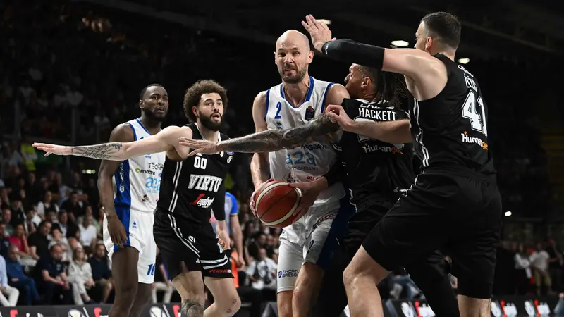 Miro Bilan durante Virtus Bologna-Germani Brescia in gara-2 a Bologna - Foto Massimo Ceretti/Ciamillo-Castoria