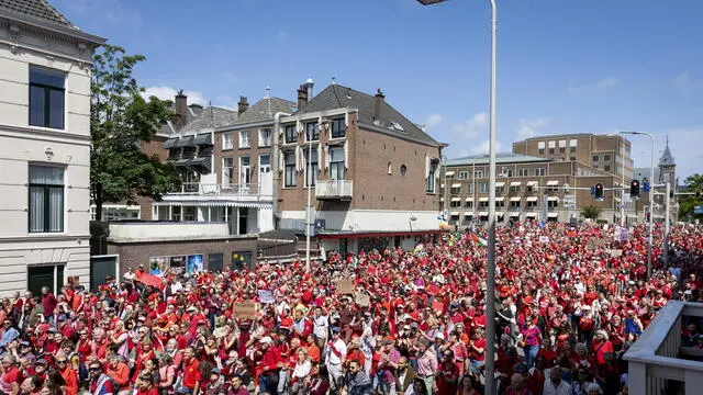 epa12176970 Demonstrators walk through the city center, during a second 'Red Line' protest, organized by Oxfam Novib, PAX, Amnesty International, Save the Children, and Doctors Without Borders, urging the outgoing Dutch government to impose sanctions on Israel over the situation in Gaza, in The Hague , the Netherlands, 15 June 2025. EPA/KOEN VAN WEEL