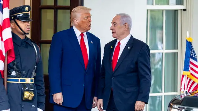 epa12016439 US President Donald J. Trump (C) greets Israeli Prime Minister Benjamin Netanyahu (R) as he arrives for a meeting at the West Wing of the White House in Washington, DC, USA, 07 April 2025. President Trump and Prime Minister Netanyahu’s East Room press conference has been cancelled. EPA/SHAWN THEW