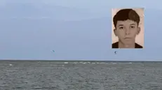 Una combo di Aymane Ed Dafali, il 16enne tuffatosi in acqua ieri pomeriggio per salvare due bagnanti in difficoltà, che poi è morto annegato e la spiaggia al Lido degli Estensi (Ferrara) dove è accaduto il fatto, 15 giugno 2025. ANSA/CARABINIERI/CAPITANERIA DI PORTO +++ ANSA PROVIDES ACCESS TO THIS HANDOUT PHOTO TO BE USED SOLELY TO ILLUSTRATE NEWS REPORTING OR COMMENTARY ON THE FACTS OR EVENTS DEPICTED IN THIS IMAGE; NO ARCHIVING; NO LICENSING +++ NPK +++