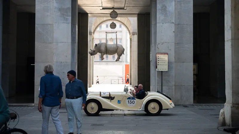 Un'auto davanti al quadrilatero di piazza Vittoria durante il Gaburri 2025 - Foto New Reporter Checchi/Favretto © www.giornaledibrescia.it