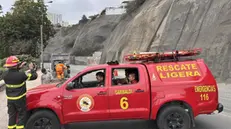 epa12177886 Emergency services close Costa Verde Avenue due to cliff collapses caused by an earthquake in Lima, Peru, 15 June 2025. A magnitude 6.1 earthquake shook Lima and neighboring Callao, on 15 June, there have been no official reports of personal or property damage. EPA/Mikhail Huacan