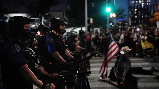 epa12176564 Austin Police respond to a 'No Kings' protest, one of many being held all over the country organized to protest US President Donald Trump and his administration's policies, in Austin, Texas, USA, 14 June 2025. 'No Kings' protests are expected to be held all over the country to protest Trump's administration policies. EPA/DUSTIN SAFRANEK