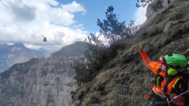 notizia escursionista precipitato nel bellunese Morto schiacciato da masso