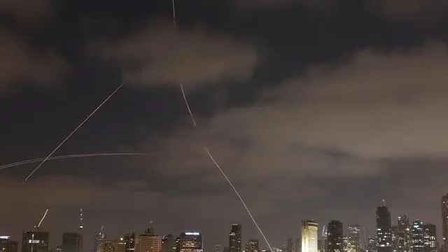 epa12177654 The Iron Dome, the Israeli air defense system, intercepts missiles fired from Iran, over Tel Aviv, Israel, 15 June 2025. Israel and Iran have been exchanging fire since Israel attacked on 13 June 2025 as part of operation 'Rising Lion'. EPA/ATEF SAFADI