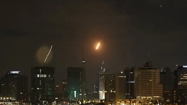 epa12178202 A missile fired from Iran breaches Israeli's 'Iron Dome' air defense system, as it strikes an area in Tel Aviv, Israel, 16 June 2025. Israel and Iran have been exchanging fire since Israel attacked on 13 June 2025 as part of Operation 'Rising Lion.' EPA/ATEF SAFADI